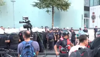 Tensione pas seancës, deputetët bllokohen në Kuvend, ndërhyn Policia