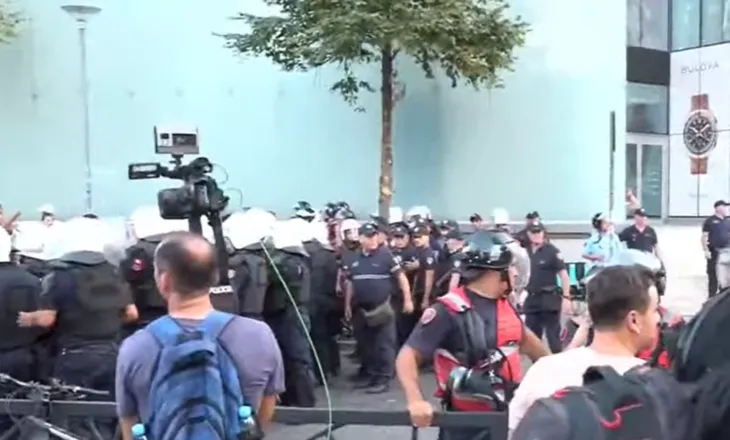 Tensione pas seancës, deputetët bllokohen në Kuvend, ndërhyn Policia
