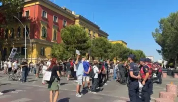 Tensione pranë ministrisë së Brendshme, protestuesit godasin me vezë efektivët e policisë