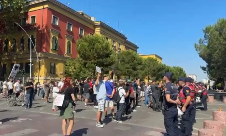 Tensione pranë ministrisë së Brendshme, protestuesit godasin me vezë efektivët e policisë