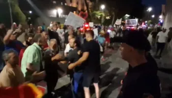 Tensionet/ Protestuesit bllokojnë rrugën dhe kërkojnë të hyjnë në ambientet e Kryeministrisë, Policia rrethon godinën (FOTO)