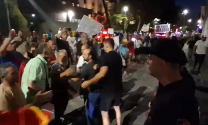 Tensionet/ Protestuesit bllokojnë rrugën dhe kërkojnë të hyjnë në ambientet e Kryeministrisë, Policia rrethon godinën (FOTO)