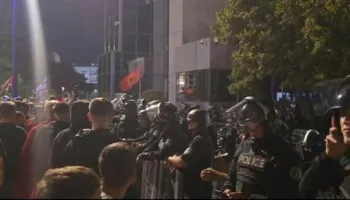 Tensionohet protesta në Prishtinë/ Qindra qytetarë tentojnë të çajnë kordonin policor para Qeverisë
