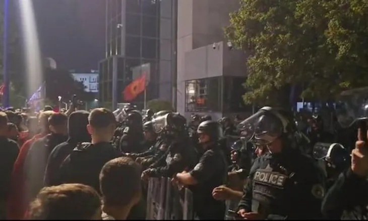 Tensionohet protesta në Prishtinë/ Qindra qytetarë tentojnë të çajnë kordonin policor para Qeverisë