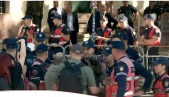 Tensionohet situata te Ministria e Brendshme! Shoqërohen disa protestues të tjerë, mes tyre Dritan Goxhaj