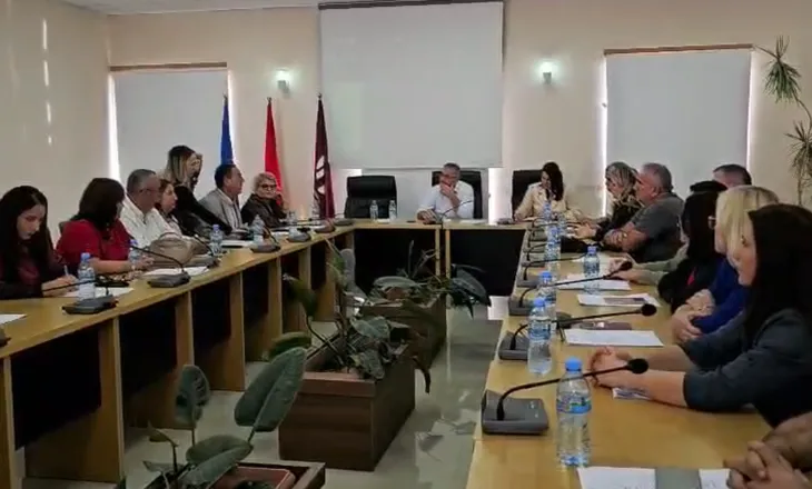 ‘Territorialja’/ Këshilli Bashkiak i Cërrikut abstenon për bashkimin me Elbasanin (VIDEO)