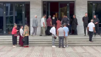 ‘Territorialja’/ Rama në Korçë, pensionistët tentojnë të futen në takim: Si mund të jetohet me 10 mijë lekë në muaj
