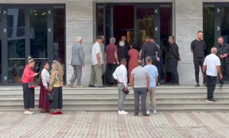 ‘Territorialja’/ Rama në Korçë, pensionistët tentojnë të futen në takim: Si mund të jetohet me 10 mijë lekë në muaj