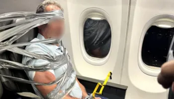 Terror në ajër! Ndodh edhe kjo, pasagjeri lidhet me ngjitës dhe zinxhirë në avion, zbulohet shkaku!