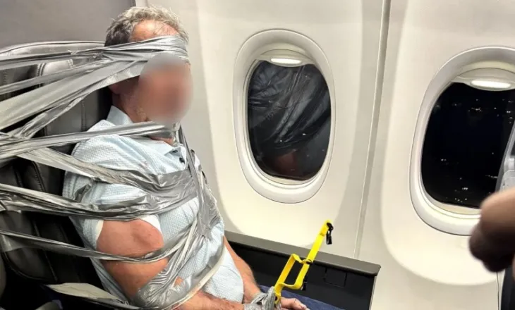 Terror në ajër! Ndodh edhe kjo, pasagjeri lidhet me ngjitës dhe zinxhirë në avion, zbulohet shkaku!