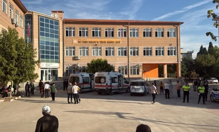 Terror në Turqi, të paktën 8 nxënës të plagosur nga të shtënat me armë para një shkolle! Arrestohet autori i dyshuar