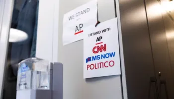 Thellohet përplasja e Trump me mediat, vendimi kalon në duart e gjykatës