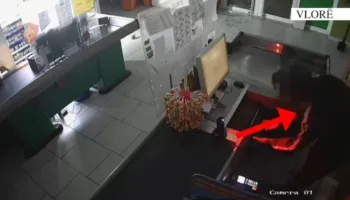 Thyen xhamin e supermarketit dhe grabit kasën me para, në pranga 32-vjeçari
