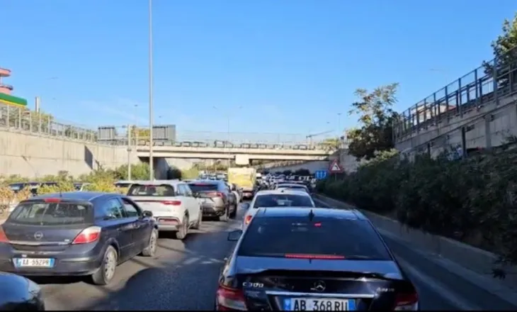 Tirana “zgjohet” në trafik/ Radhë kilometrike në Unazën e Madhe, nisja e vitit shkollor shton fluksin