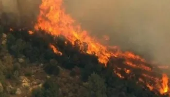 Tiranë/ Zjarr në fshatin Qinam pranë depos me lënde plasëse