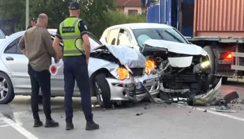 Tjetër aksident, përplasen dy makina në Pogradec-Korçë, plagosen dy vajza