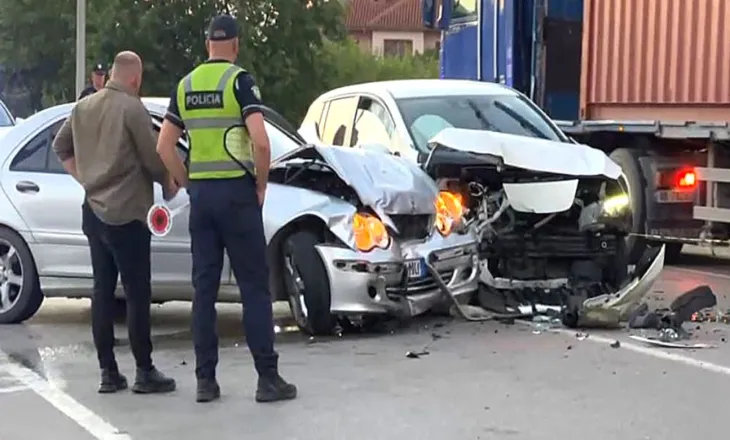 Tjetër aksident, përplasen dy makina në Pogradec-Korçë, plagosen dy vajza