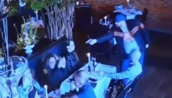 Tmerr në mes të restorantit, avokati tenton të vrarë ish-gruan, i bllokohet arma (VIDEO)