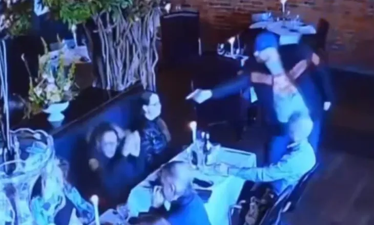Tmerr në mes të restorantit, avokati tenton të vrarë ish-gruan, i bllokohet arma (VIDEO)