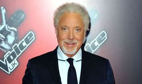 Tom Jones largohet nga “The Voice UK” pas 13 vitesh, Cheryl rikthehet në panel