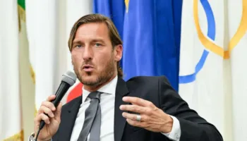 Totti refuzoi t’ia dorëzonte numrin 10 Dybala: Qenkeni të gjithë të çmendur! Nëse keni guxim, jepjani ju