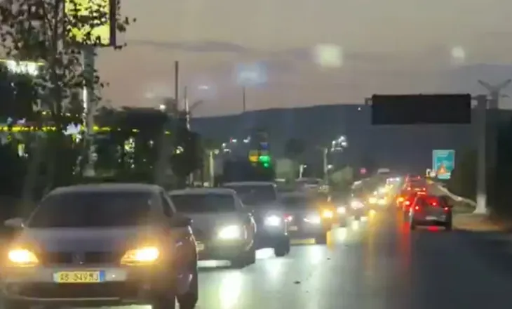 Trafik i rënduar në aksin Lezhë-Milot, radhë të gjata automjetesh