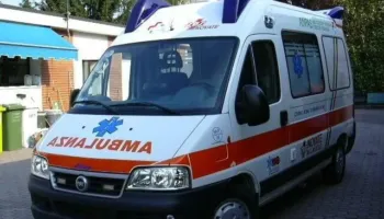 Tragjedi në Cërrik, humb jetën 21-vjeçari pas përplasjes së motorit me shtyllën, plagoset edhe një 17-vjeçar