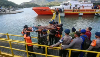 TRAGJEDI NË INDONEZI/ Përmbyset trageti me 243 persona në bord, rreth 130 të zhdukur