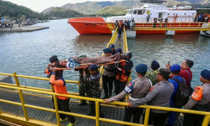TRAGJEDI NË INDONEZI/ Përmbyset trageti me 243 persona në bord, rreth 130 të zhdukur