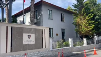 Transportonin emigrantë të paligjshëm, dy makinat përplasen me patrullën e policisë, shpallen në kërkim drejtuesit