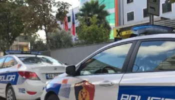Transportonin emigrantë të paligjshëm, përplasin patrullat në Gramsh, dy shoferë në kërkim