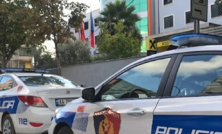 Transportonin emigrantë të paligjshëm, përplasin patrullat në Gramsh, dy shoferë në kërkim