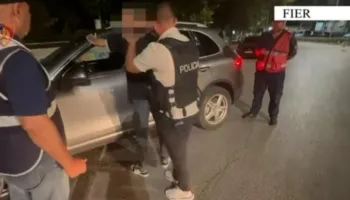 Transportonte me makinën “Porsche” 13 lingota floriri kontrabandë, arrestohet 30-vjeçari