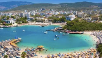 “Travel off Path”: Riviera Shqiptare, perla e Mesdheut me ujëra bruz, thyen rekordet e turizmit edhe në vjeshtë