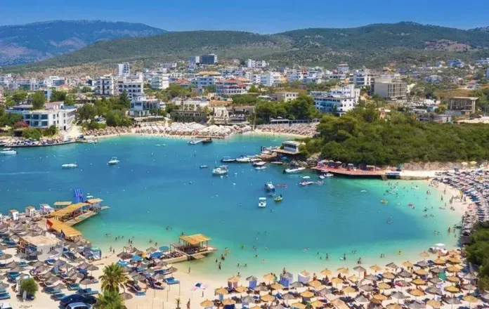“Travel off Path”: Riviera Shqiptare, perla e Mesdheut me ujëra bruz, thyen rekordet e turizmit edhe në vjeshtë