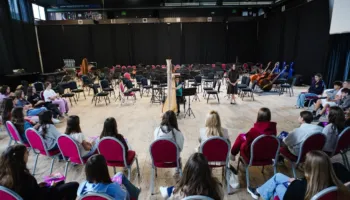 “Treni muzikor” nis rrugëtimin në shkolla, nxënësit njihen nga afër me instrumentin e harpës