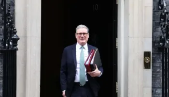 Tronditen laburistët në Angli, ish-kryeministri Keir Starmer jep dorëheqjen edhe si deputet!