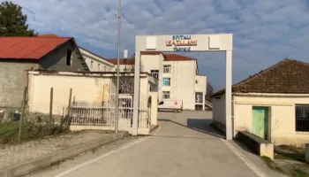 Tropojë/ 4 punonjës të bashkisë bien në kontakt me energjinë elektrike, humb jetën një prej tyre