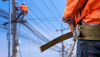Tropojë, po vendosnin shtyllat e ndriçimit, 4 punonjës të Bashkisë bien në kontakt me energjinë elektrike, vdes një prej tyre, tre të plagosur