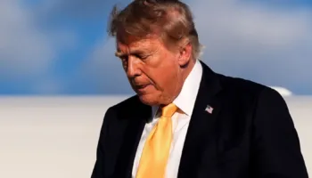 Trump ndryshon pamjen, flokët e tij bëhen “brunë”! Fotoja që po bën xhiron e rrjetit