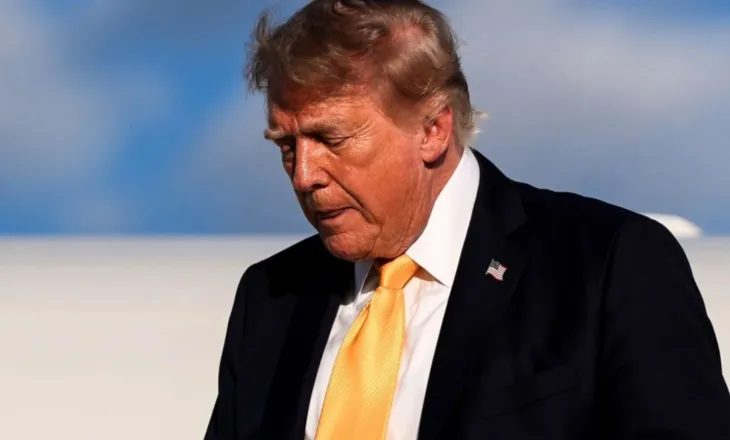 Trump ndryshon pamjen, flokët e tij bëhen “brunë”! Fotoja që po bën xhiron e rrjetit