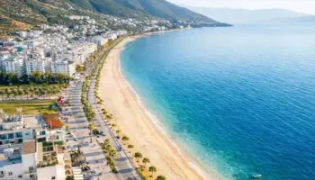 Turistët zgjedhin Vlorën edhe në shtator, deti dhe mikpritja mbeten atraksionet kryesore