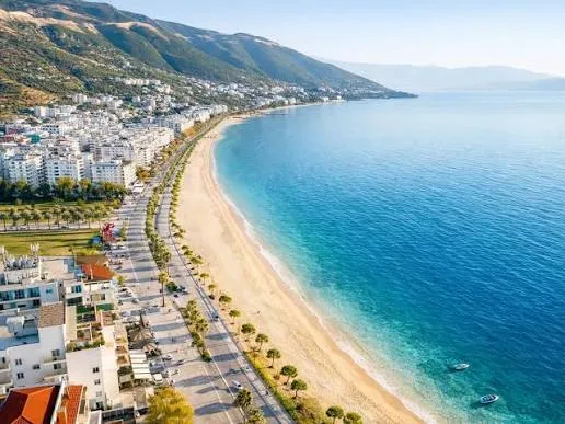 Turistët zgjedhin Vlorën edhe në shtator, deti dhe mikpritja mbeten atraksionet kryesore
