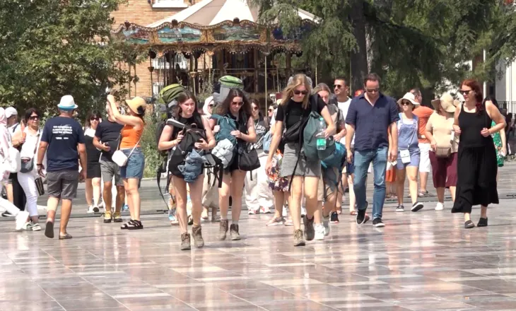 Turizmi në rritje, mbi 3.45 milionë hyrje në Shqipëri gjatë gushtit