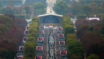Turma të mëdha brohorasin Papa Leon përgjatë Champs-Élysées para meshës në Paris