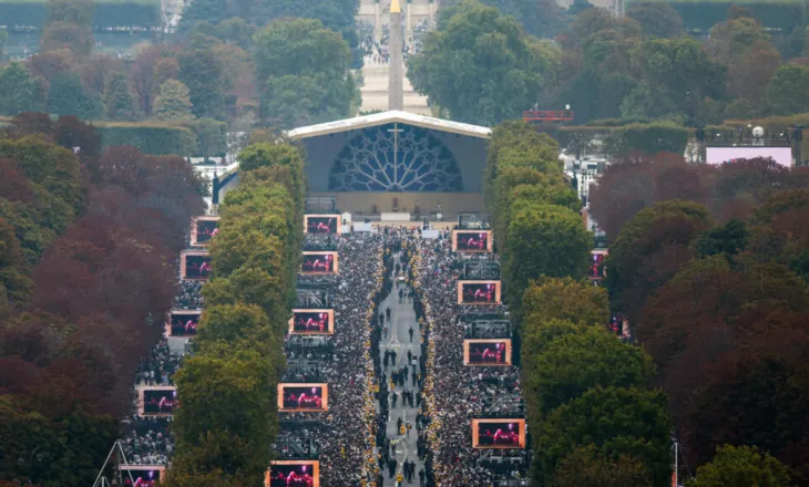 Turma të mëdha brohorasin Papa Leon përgjatë Champs-Élysées para meshës në Paris