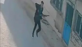 Turqi/ 15 vjeçari me pushkë qëllon drejt shkollës, 11 të plagosur! Kamerat e sigurisë kapin autorin