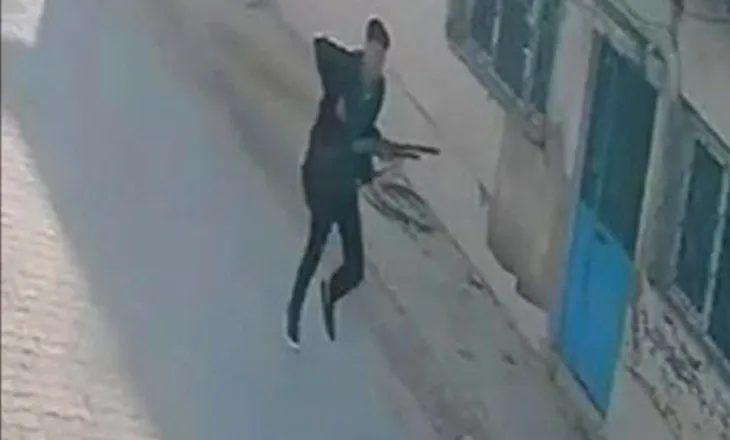 Turqi/ 15 vjeçari me pushkë qëllon drejt shkollës, 11 të plagosur! Kamerat e sigurisë kapin autorin