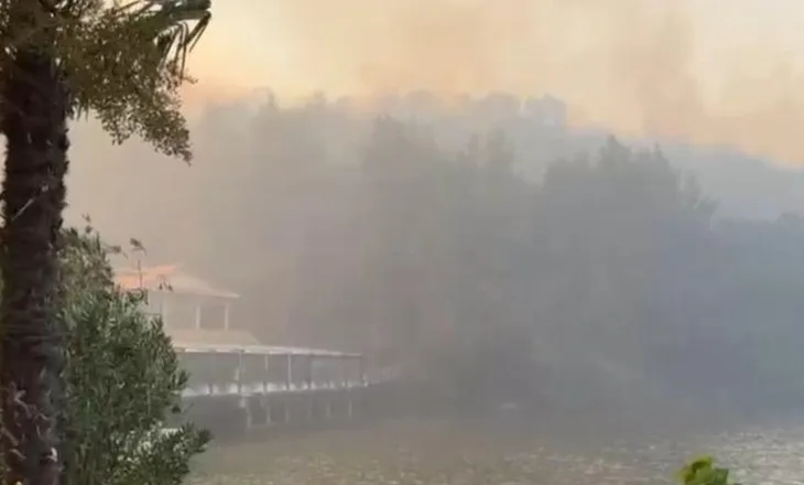 Tym dhe flakë në kodrat e Radostinës, zjarri rrezikon lokalet në Levan, pronarët evakuojnë stafin: Duhet ndërhyrje nga ajri