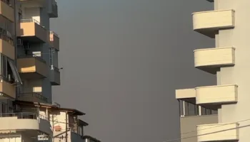 Tymi nga zjarret në Fier mbulon Vlorën, errësohet e qielli (VIDEO)